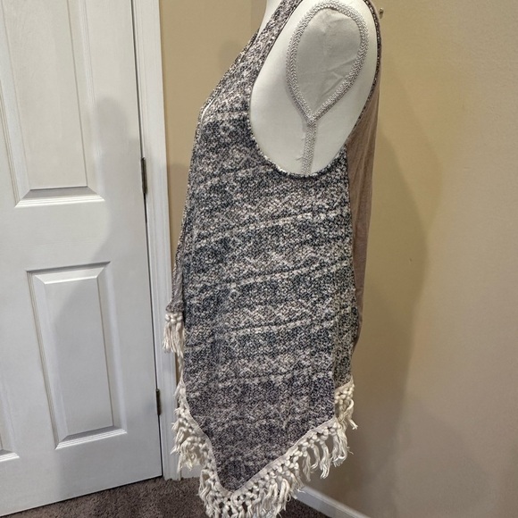 Umgee USA Sleeveless Knit Fringe Vest Women’s Size S/M - Picture 6 of 8